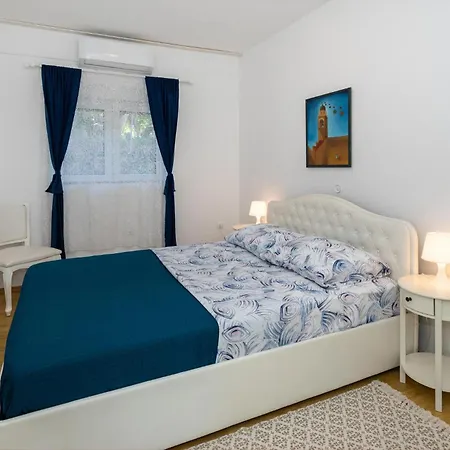 Komarna Cr Apartmán *