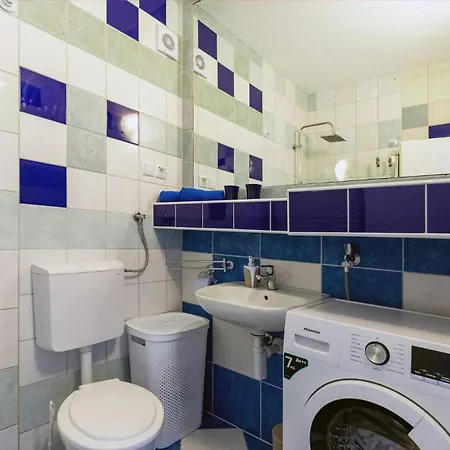 Komarna Cr * Komarna