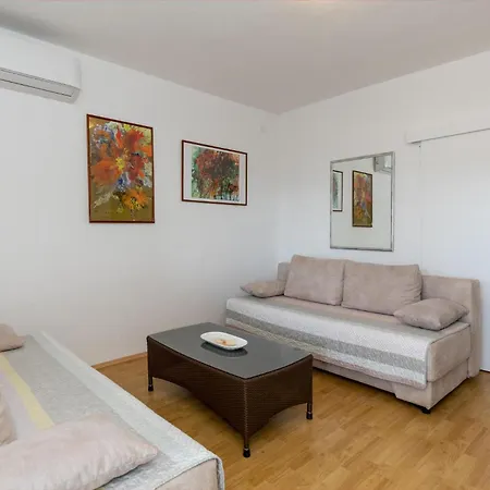 Komarna Cr * Komarna