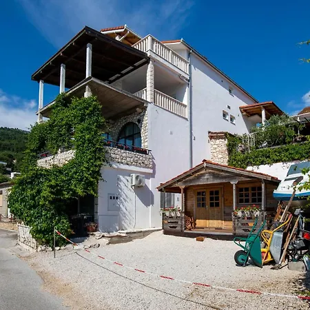 Appartement Stunning In Komarna With Kitchen Klek