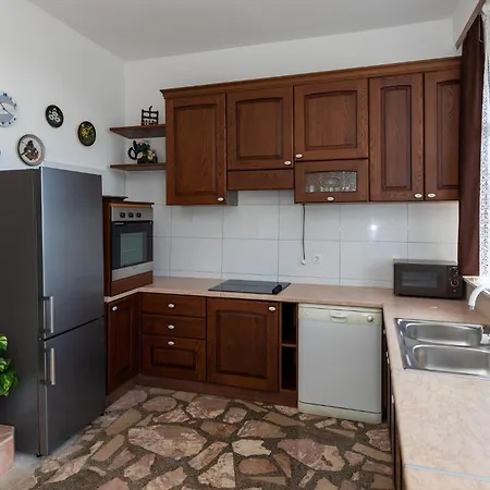 Komarna Cr * Komarna