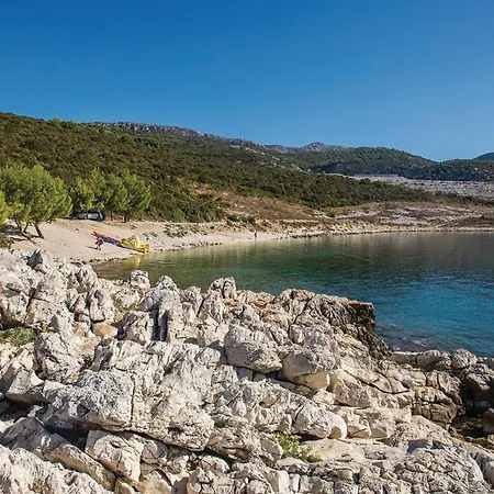 Komarna Cr * Komarna