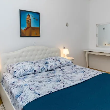Stunning In Komarna With Kitchen Appartement